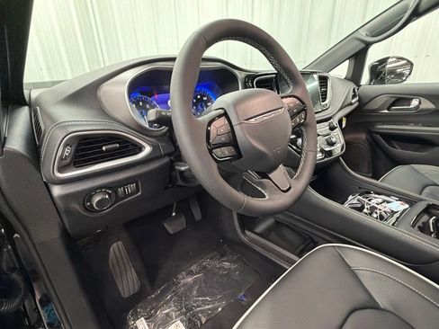 New 2027 Chrysler Pacifica Limited FWD image 15