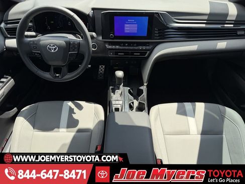 Used 2025 Toyota Camry SE w/ Convenience Package image 13