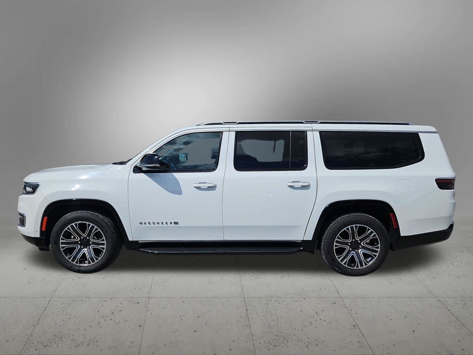 Used 2024 Jeep Wagoneer L Series II w/ Flexible Seating Group RWD image 3