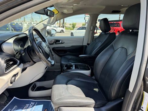 Used 2020 Chrysler Pacifica Touring-L FWD image 10