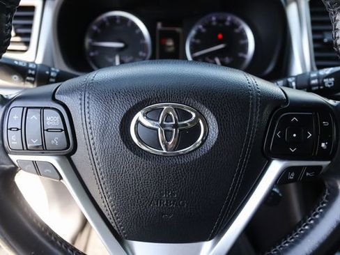 Used 2017 Toyota Highlander XLE image 18