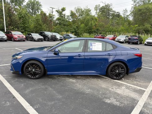 Used 2025 Toyota Camry SE FWD image 3