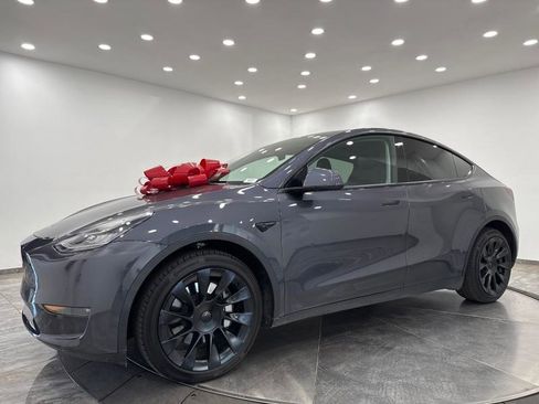 Used 2022 Tesla Model Y Long Range image 3