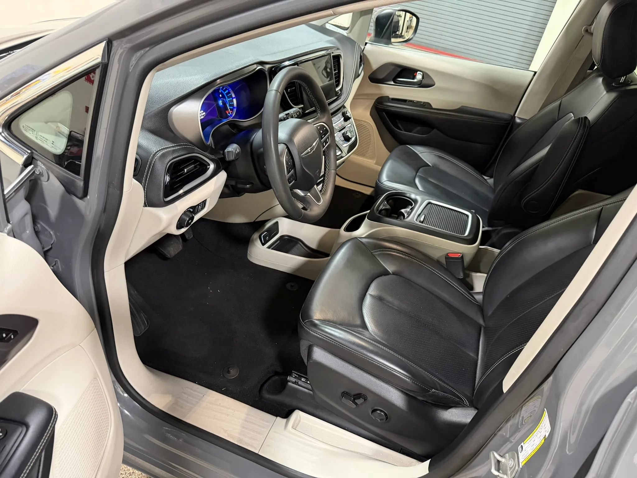Used 2023 Chrysler Pacifica Touring-L FWD image 44