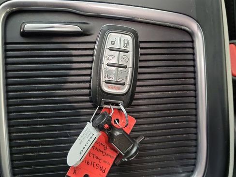 Used 2023 Chrysler Pacifica Touring-L FWD image 28