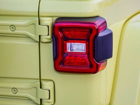 Used 2023 Jeep Wrangler Unlimited Sahara AWD/4WD image 10
