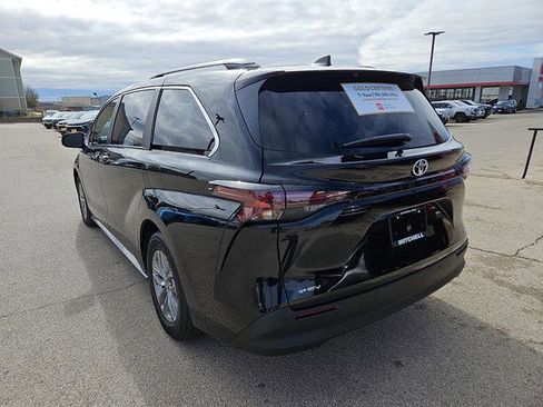 Certified 2026 Toyota Sienna XLE image 3