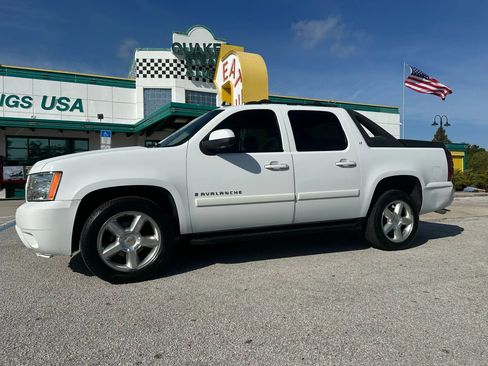 Used 2007 Chevrolet Avalanche LT w/ LT Preferred Equipment Group image 2
