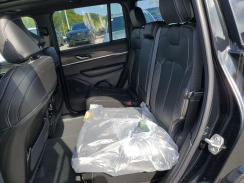 New 2025 Jeep Grand Cherokee Limited w/ Black Appearance Package image 16