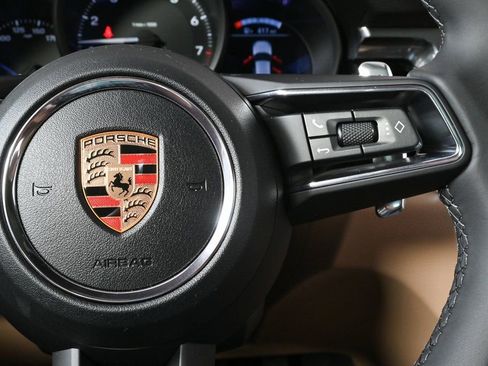 Certified 2026 Porsche Macan image 10