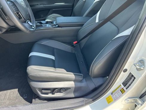 Used 2025 Toyota Camry SE w/ Convenience Package FWD image 10