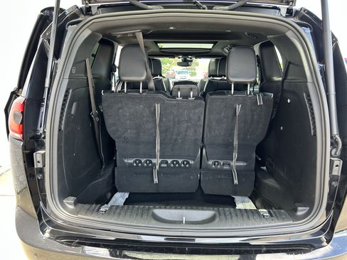 Used 2025 Chrysler Pacifica Limited FWD image 16