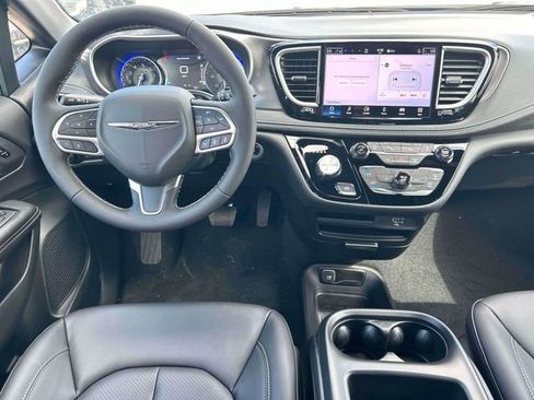 New 2026 Chrysler Pacifica Select FWD image 25