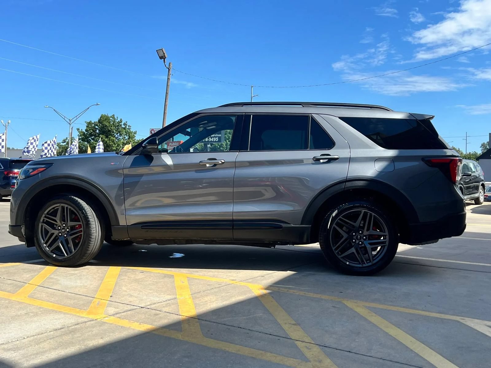 Used 2025 Ford Explorer ST-Line w/ ST-Line Street Pack AWD/4WD image 3