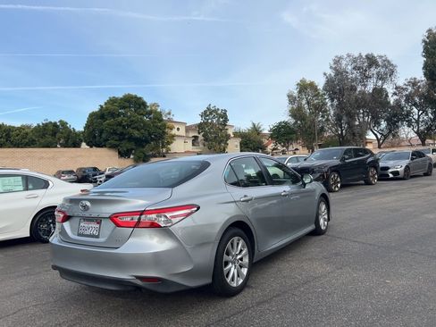 Used 2018 Toyota Camry LE image 5