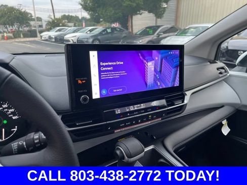 Used 2026 Toyota Sienna XLE FWD image 25