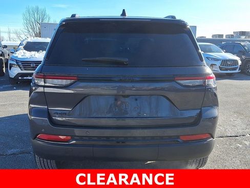 Used 2025 Jeep Grand Cherokee 4WD image 5