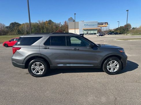 Used 2022 Ford Explorer XLT image 6