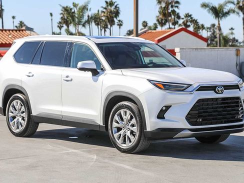 Used 2025 Toyota Grand Highlander Limited image 4
