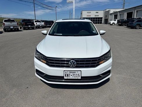 Used 2016 Volkswagen Passat 1.8T SE FWD image 2