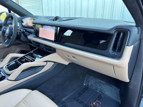 Used 2024 Porsche Cayenne Turbo image 15