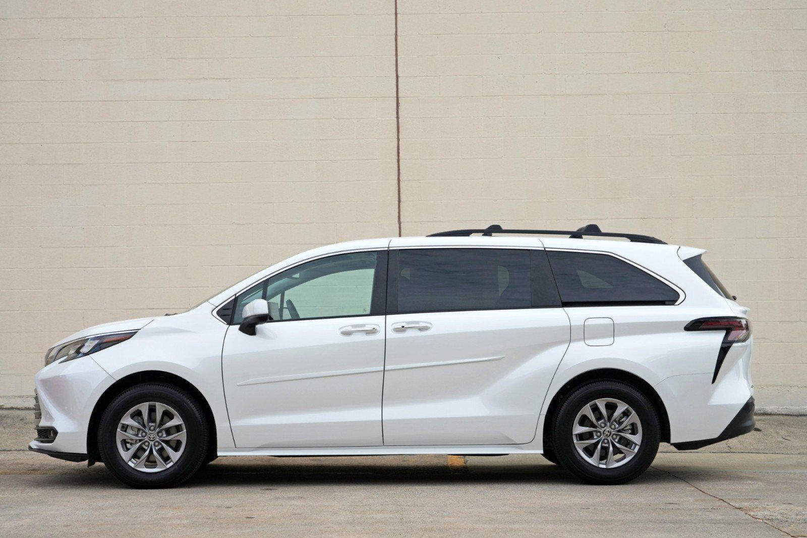 Used 2026 Toyota Sienna XLE FWD image 9