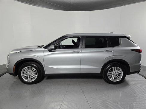 Used 2022 Mitsubishi Outlander ES image 7