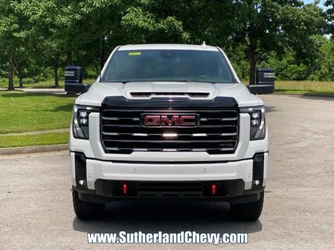 Used 2025 GMC Sierra 2500 AT4 AWD/4WD image 2