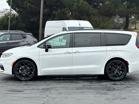 New 2026 Chrysler Pacifica Select image 8