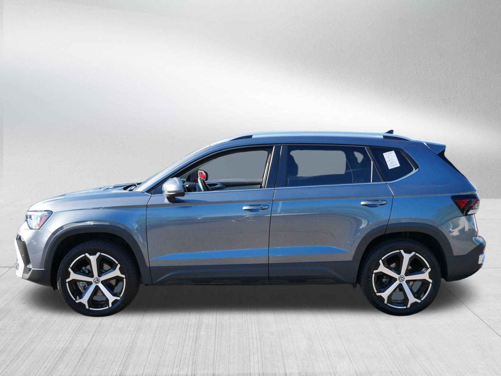 Certified 2025 Volkswagen Taos SEL AWD/4WD image 4