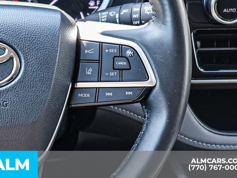 Used 2025 Toyota Highlander LE FWD image 37