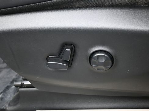 Used 2023 Chrysler Pacifica Touring-L image 12