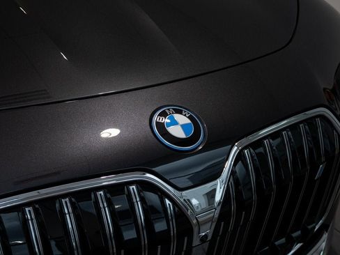 Used 2025 BMW i7 eDrive50 w/ Premium Package image 7