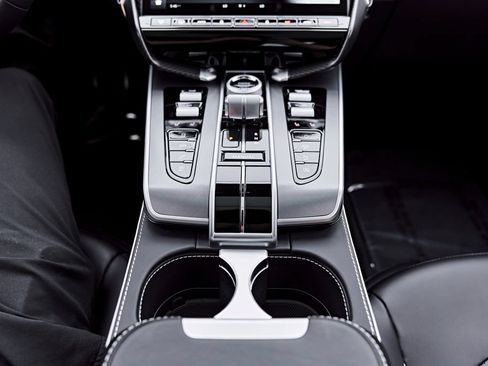 Used 2025 Aston Martin Vanquish RWD image 65