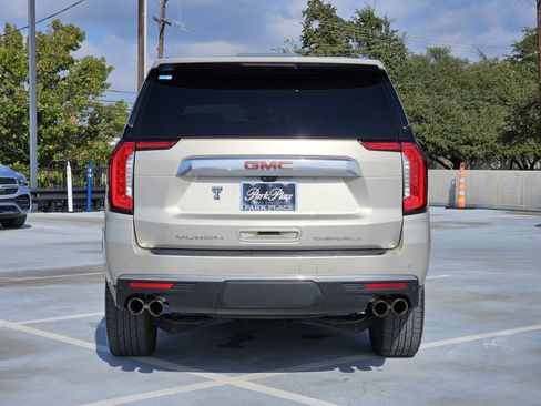 Used 2021 GMC Yukon Denali w/ Denali Premium Package image 8