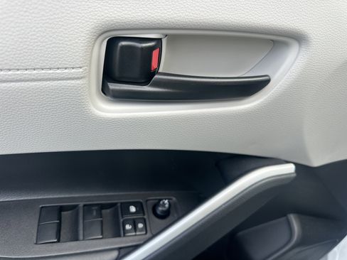 Used 2025 Toyota Corolla Cross LE image 9