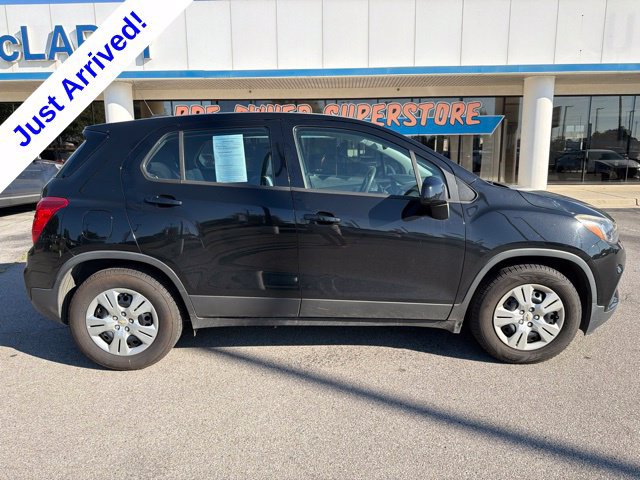 Used 2017 Chevrolet Trax LS FWD image 2