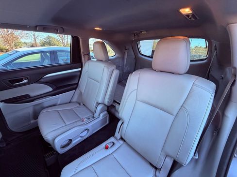 Used 2017 Toyota Highlander XLE image 12