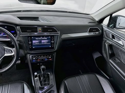 Used 2024 Volkswagen Tiguan SE w/ Panoramic Sunroof Package FWD image 20