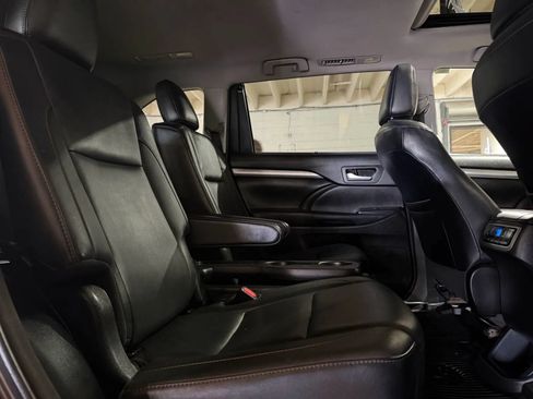 Used 2018 Toyota Highlander XLE AWD/4WD image 12