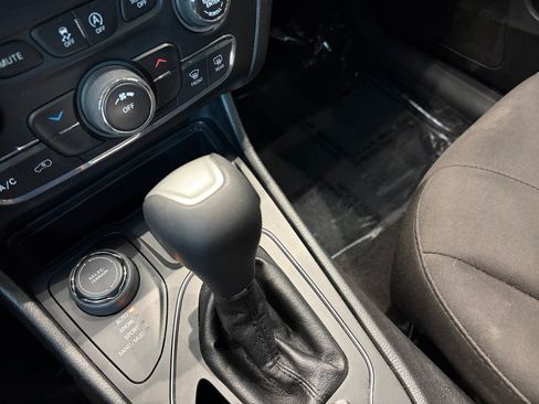 Used 2019 Jeep Cherokee Latitude AWD/4WD image 21