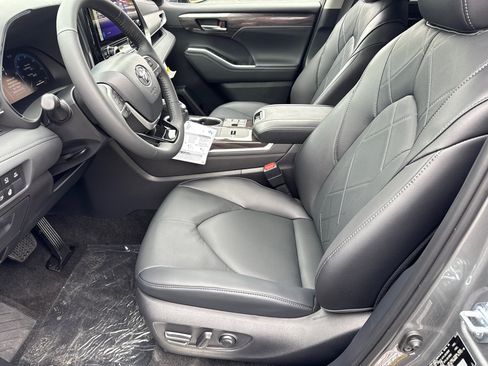 New 2026 Toyota Highlander Platinum AWD/4WD image 25