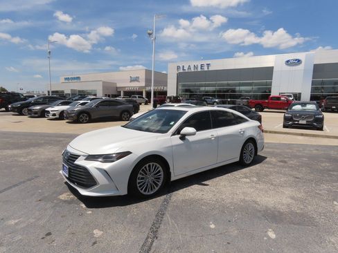 Used 2022 Toyota Avalon Limited w/ Advanced Safety Package FWD image 2