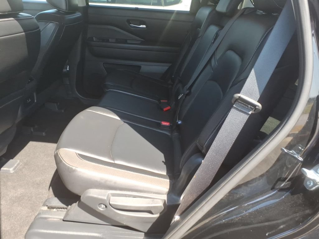 Used 2025 Nissan Pathfinder SL FWD image 9