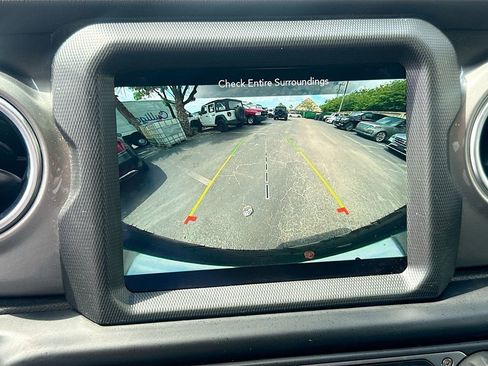 Used 2022 Jeep Wrangler Unlimited Sahara w/ LED Lighting Group AWD/4WD image 15