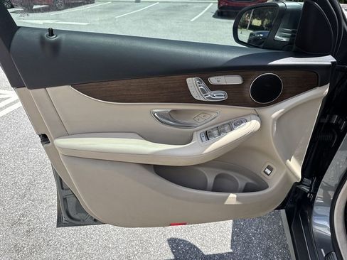 Used 2021 Mercedes-Benz GLC 300 image 39