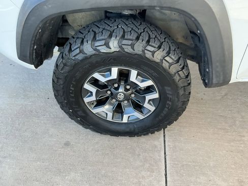 Used 2016 Toyota Tacoma TRD Off-Road image 9