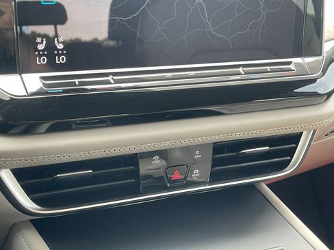 Used 2024 Volkswagen Atlas SE FWD image 23