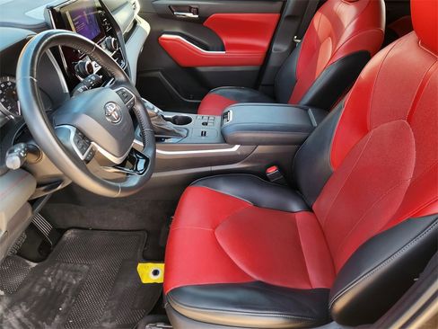 Used 2023 Toyota Highlander XSE image 13
