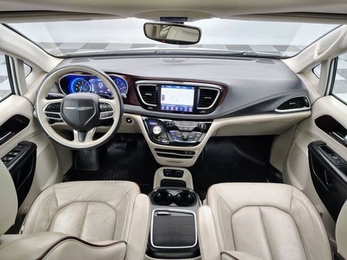 Used 2020 Chrysler Pacifica Limited FWD image 2